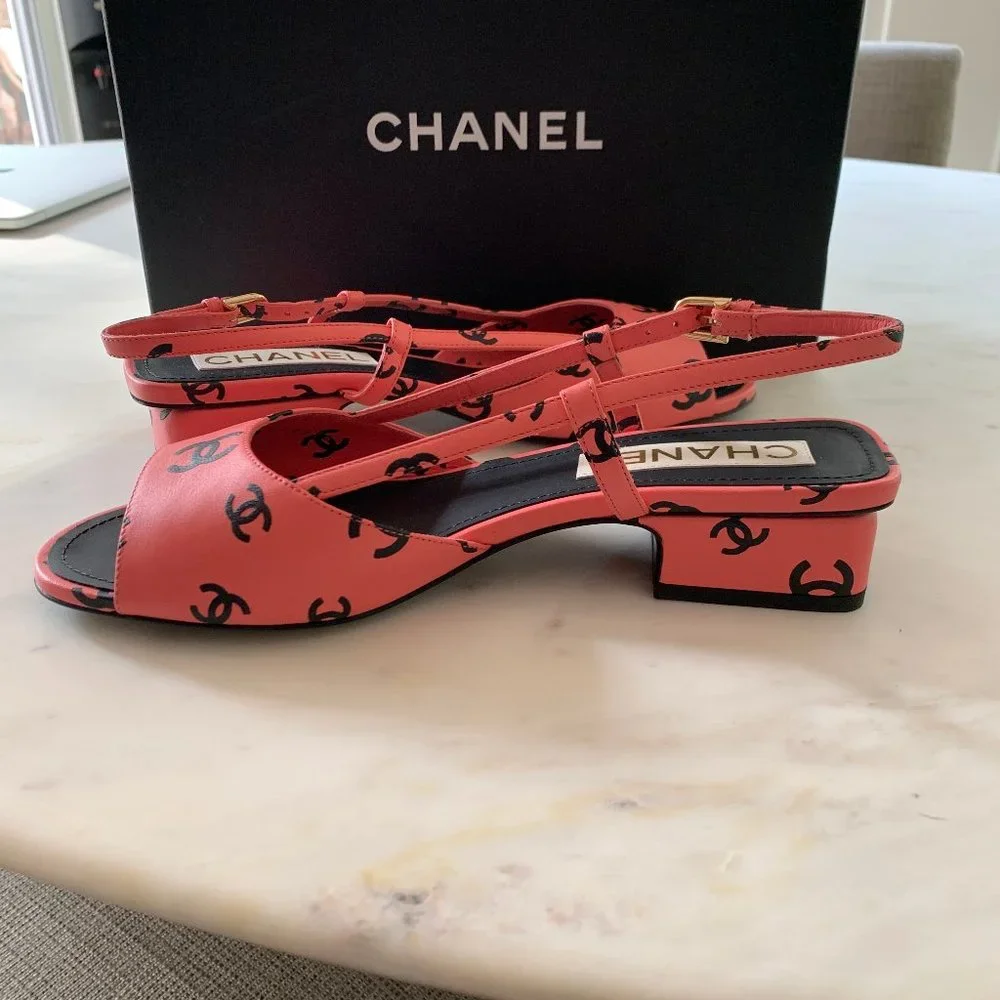 Pink Chanel leather logo sandal ~ size 38.5 BRAND NEW - Picture 2 of 4